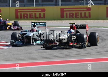 17 novembre 2013 - Austin, Texas, U. S - LEWIS HAMILTON (10) pilota della Petronas Mercedes AMG e ROMAIN GROSJEAN (8) pilota della Lotus F1 Team Renault in azione durante la gara di Formula 1 del Gran Premio degli Stati Uniti sul circuito delle Americhe ad Austin, Texas. (Immagine di credito: © Dan Wozniak/ZUMAPRESS.com) Foto Stock