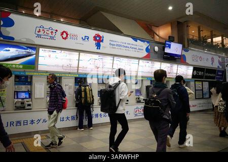 Un'immagine mostra un tabellone informativo dell'Expo 2025 Osaka nella stazione di Tennoji, 16 aprile 2025 ad Osaka, Giappone. Expo 2025 si svolge per sei mesi dal 13 aprile al 13 ottobre. (Yosuke Tanaka/AFLO) Foto Stock