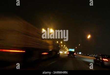 19 novembre 2013 - Edmonton, AB, Canada - i veicoli viaggiano verso ovest su Anthony Henday Drive mentre si avvicinano all'uscita Calgary Trail martedì 19 novembre 2013 a Edmonton, alta. Tom Braid/Edmonton Sun/QMI Agency (immagine di credito: © Tom Braid/QMI Agency/ZUMAPRESS.com) Foto Stock