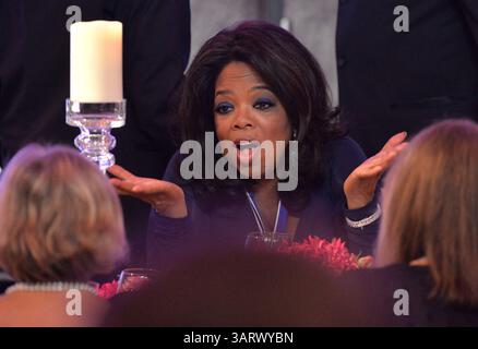 22 novembre 2013 - Washington, District of Columbia, U. S - Oprah Winfrey partecipa a una cena in onore dei premi Medal of Freedom premiati allo Smithsonian National Museum of American History il 20 novembre 2013 a Washington D.C. (Credit Image: © Prensa Internacional/ZUMAPRESS.com) Foto Stock