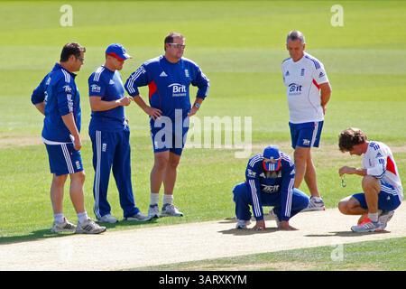 LONDRA, INGHILTERRA - 19 agosto: Il capo-allenatore inglese Andy Flower e la sua squadra di allenatori guardano al campo di gioco durante la sessione di allenamento ufficiale prima della quinta partita di cricket Investec Ashes tra Inghilterra e Australia giocata al Kia Oval Cricket Ground il 19 agosto 2013 a Londra, Inghilterra. (Foto di Mitchell Gunn/ESPA)(immagine di credito: © ESPA Photo Agency/Cal Sport Media/ZUMAPRESS.com) Foto Stock