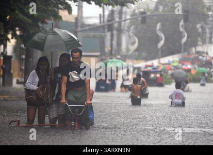 20 agosto 2013 - Manila, Filippine - i filippini si tuffano nelle acque di Manila, Filippine, 20 agosto 2013. Forti piogge intensificate dalla tempesta tropicale Trami continuò per un secondo giorno, causando l'aumento del livello dell'acqua e spingendo migliaia di persone che vivono in zone basse a fuggire dalle loro case. (Immagine di credito: © Ezra Acayan/ZUMAPRESS.com) Foto Stock