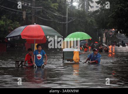 20 agosto 2013 - Manila, Filippine - i filippini si tuffano nelle acque di Manila, Filippine, 20 agosto 2013. Forti piogge intensificate dalla tempesta tropicale Trami continuò per un secondo giorno, causando l'aumento del livello dell'acqua e spingendo migliaia di persone che vivono in zone basse a fuggire dalle loro case. (Immagine di credito: © Ezra Acayan/ZUMAPRESS.com) Foto Stock