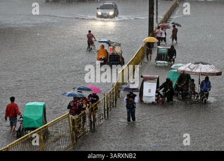 20 agosto 2013 - Manila, Filippine - i filippini si tuffano nelle acque di Manila, Filippine, 20 agosto 2013. Forti piogge intensificate dalla tempesta tropicale Trami continuò per un secondo giorno, causando l'aumento del livello dell'acqua e spingendo migliaia di persone che vivono in zone basse a fuggire dalle loro case. (Immagine di credito: © Ezra Acayan/ZUMAPRESS.com) Foto Stock
