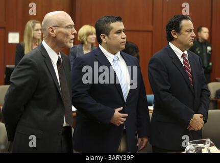 20 giugno 2013 - Sanford, FL, USA - affiancato dal suo avvocato difensivo, Don West, Left, e dal consulente della giuria Robert Hirschhorn, George Zimmerman si pone come potenziali giurati in aula per il suo processo nel tribunale del circuito di Seminole a Sanford, Florida, giovedì 20 giugno 2013. Zimmerman e' stato accusato di omicidio di secondo grado per la morte di Trayvon Martin nel 2012. (Immagine di credito: © Gary W. Green/MCT/ZUMAPRESS.com) Foto Stock