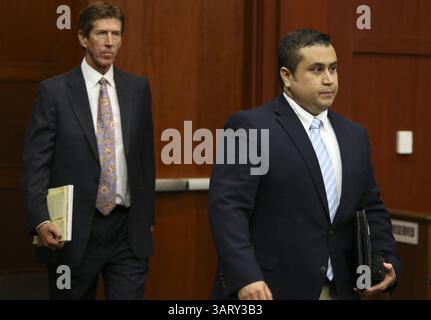 20 giugno 2013 - Sanford, FL, USA - il consigliere della difesa Mark o'Mara, a sinistra, segue il suo cliente e imputato George Zimmerman in aula dopo una breve pausa nel processo di Zimmerman nel tribunale del circuito di Seminole a Sanford, Florida, giovedì 20 giugno 2013. Zimmerman e' stato accusato di omicidio di secondo grado per la morte di Trayvon Martin nel 2012. (Immagine di credito: © Gary W. Green/MCT/ZUMAPRESS.com) Foto Stock