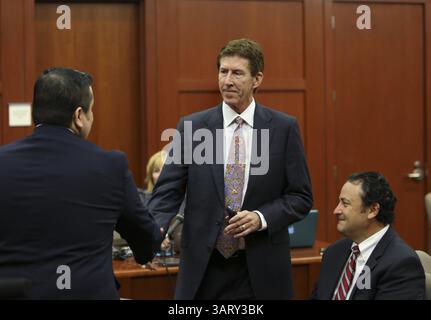 20 giugno 2013 - Sanford, FL, USA - George Zimmerman saluta il suo avvocato Mark o'Mara, centro, e consulente della giuria Robert Hirschhorn al suo arrivo per il suo processo nel tribunale del circuito di Seminole a Sanford, Florida, giovedì 20 giugno 2013. Zimmerman e' stato accusato di omicidio di secondo grado per la morte di Trayvon Martin nel 2012. (Immagine di credito: © Gary W. Green/MCT/ZUMAPRESS.com) Foto Stock