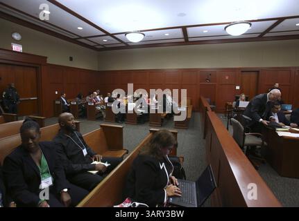 20 giugno 2013 - Sanford, Florida, USA - i genitori di Trayvon Martin, Tracy Martin e Sybrina Fulton, a sinistra, siedono dietro l'avvocato di stato Angela Corey, centro, come avvocato della difesa parla con George Zimmerman, estrema destra, durante il processo di Zimmerman nel tribunale di Seminole a Sanford, Florida, giovedì 20 giugno 2013. Zimmerman e' stato accusato di omicidio di secondo grado per la morte di Trayvon Martin nel 2012. (Immagine di credito: © Gary W. Green/MCT/ZUMAPRESS.com) Foto Stock