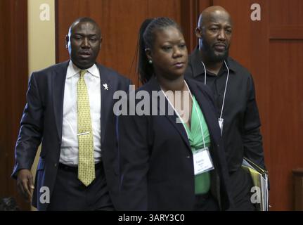 20 giugno 2013 - Sanford, FL, USA - i genitori di Trayvon Martin, Tracy Martin e Sybrina Fulton, centro, arrivano con l'avvocato Benjamin Crump, lasciato, in tribunale per il processo di George Zimmerman nel tribunale del circuito di Seminole a Sanford, Florida, giovedì 20 giugno 2013. Zimmerman e' stato accusato di omicidio di secondo grado per la morte di Trayvon Martin nel 2012. (Immagine di credito: © Gary W. Green/MCT/ZUMAPRESS.com) Foto Stock