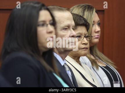 20 giugno 2013 - Sanford, Florida, Stati Uniti - sorella di George Zimmerman, Gracie, sinistra, padre, Robert Zimmerman Sr., il Centro a sinistra, la madre, il Centro a destra di Gladys, e la moglie Shelly Zimmerman, siedono nel tribunale del circuito di Seminole per il suo processo a Sanford, Florida, giovedì 20 giugno 2013. Zimmerman e' stato accusato di omicidio di secondo grado per la morte di Trayvon Martin nel 2012. (Immagine di credito: © Gary W. Green/MCT/ZUMAPRESS.com) Foto Stock