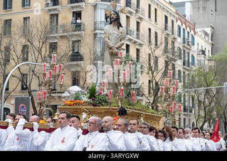 Madrid, Spagna. 17 aprile 2025. Costaleros porta un galleggiante ornato della settimana Santa con una statua di Gesù Cristo durante una solenne processione pasquale. La processione della settimana Santa a Madrid è una tradizione cattolica profondamente radicata che si svolge durante la settimana che precede la Pasqua. Con sfilate solenni con carri religiosi, musica tradizionale e partecipanti in abiti penitenziali, l'evento riflette il ricco patrimonio spirituale della Spagna e attira migliaia di spettatori ogni anno. (Foto di Michele Parisato/SOPA Images/Sipa USA) credito: SIPA USA/Alamy Live News Foto Stock