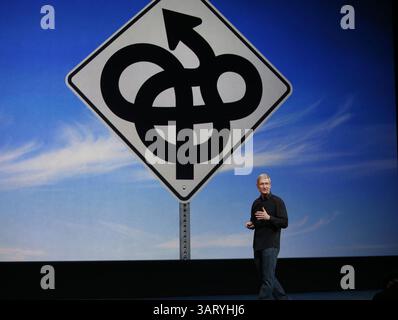22 ottobre 2013 - San Francisco, California, Stati Uniti - il CEO di Apple TIM COOK parla sul palco durante un evento speciale Apple che promuove i suoi nuovi prodotti. Apple ha presentato iPad Air, un iPad full-size più sottile e veloce e un iPad Mini Retina. L'iPad Air pesa 1 kg e funziona con il nuovo chip A7 di Apple. (Immagine di credito: © Karl Mondon/MCT/ZUMAPRESS.com) Foto Stock