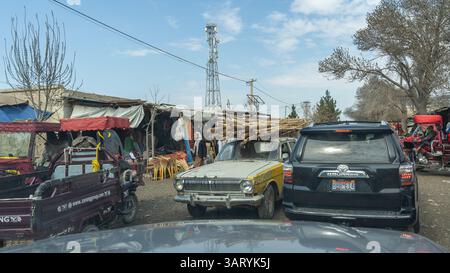 Una vecchia auto sovietica sulle strade cittadine di Balkh, Afghanistan Foto Stock