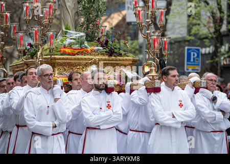 Madrid, Spagna. 17 aprile 2025. Costaleros porta un galleggiante decorato dorato della settimana Santa durante una processione di Pasqua spagnola. La processione della settimana Santa a Madrid è una tradizione cattolica profondamente radicata che si svolge durante la settimana che precede la Pasqua. Con sfilate solenni con carri religiosi, musica tradizionale e partecipanti in abiti penitenziali, l'evento riflette il ricco patrimonio spirituale della Spagna e attira migliaia di spettatori ogni anno. Credito: SOPA Images Limited/Alamy Live News Foto Stock