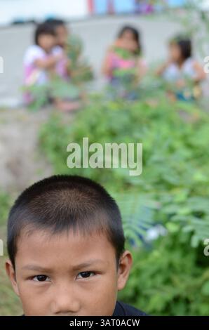 09 lug 2013 - Sidoarjo, Giava orientale, Indonesia - Ritratto di un ragazzo nel campo profughi sciita, Sidoarjo. Un totale di 93 bambini, di età compresa tra i 6 e i 18 anni, sono fuggiti dalla violenza sciita. Il governo provinciale di Giava orientale vieta ai bambini rifugiati sciiti di frequentare la scuola fuori dai campi. Questo Ramadan segna un anno dall'espulsione della comunità sciita a Sampang. Hanno spostato due campi profughi, ma fino a questo momento non ci sono segni di sciiti - Sampang ha permesso di tornare a casa. (Immagine di credito: © Arief Priyono/ZUMAPRESS.com) Foto Stock