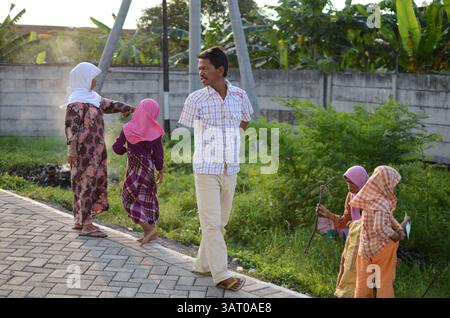 09 lug 2013 - Sidoarjo, Giava Orientale, Indonesia - famiglie sciite e bambini nel campo profughi sciita di Sidoarjo. Un totale di 93 bambini, di età compresa tra i 6 e i 18 anni, sono fuggiti dalla violenza sciita. Il governo provinciale di Giava orientale vieta ai bambini rifugiati sciiti di frequentare la scuola fuori dai campi. Questo Ramadan segna un anno dall'espulsione della comunità sciita a Sampang. Hanno spostato due campi profughi, ma fino a questo momento non ci sono segni di sciiti - Sampang ha permesso di tornare a casa. (Immagine di credito: © Arief Priyono/ZUMAPRESS.com) Foto Stock
