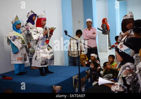 09 lug 2013 - Sidoarjo, Giava orientale, Indonesia - Un certo numero di ragazzi che ottengono esibizioni artistiche, un certo numero di ONG scortano i rifugiati per fare il gioco e le arti dello spettacolo per i bambini nei campi profughi al fine di rimanere allegri nel campo profughi sciita, Sidoarjo. Un totale di 93 bambini, di età compresa tra i 6 e i 18 anni, sono fuggiti dalla violenza sciita. Il governo provinciale di Giava orientale vieta ai bambini rifugiati sciiti di frequentare la scuola fuori dai campi. Questo Ramadan segna un anno dall'espulsione della comunità sciita a Sampang. Hanno spostato due campi profughi, ma fino a questo momento non ci sono segni di sciiti Foto Stock