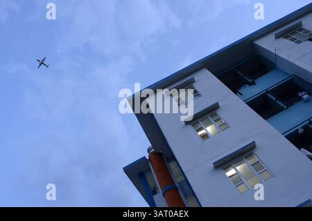 09 luglio 2013 - Sidoarjo, Giava orientale, Indonesia - Un aereo vola sopra il campo profughi sciita di Sidoarjo. Un totale di 93 bambini, di età compresa tra i 6 e i 18 anni, sono fuggiti dalla violenza sciita. Il governo provinciale di Giava orientale vieta ai bambini rifugiati sciiti di frequentare la scuola fuori dai campi. Questo Ramadan segna un anno dall'espulsione della comunità sciita a Sampang. Hanno spostato due campi profughi, ma fino a questo momento non ci sono segni di sciiti - Sampang ha permesso di tornare a casa. (Immagine di credito: © Arief Priyono/ZUMAPRESS.com) Foto Stock