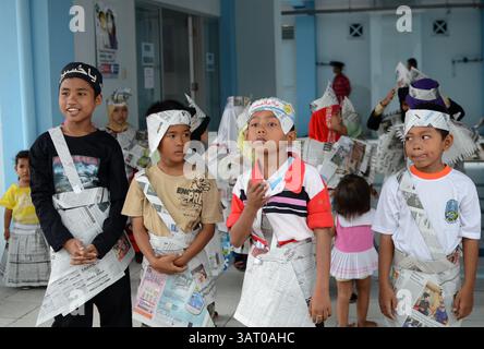 09 lug 2013 - Sidoarjo, Giava orientale, Indonesia - Un certo numero di ragazzi che ottengono esibizioni artistiche, un certo numero di ONG scortano i rifugiati per fare il gioco e le arti dello spettacolo per i bambini nei campi profughi al fine di rimanere allegri nel campo profughi sciita, Sidoarjo. Un totale di 93 bambini, di età compresa tra i 6 e i 18 anni, sono fuggiti dalla violenza sciita. Il governo provinciale di Giava orientale vieta ai bambini rifugiati sciiti di frequentare la scuola fuori dai campi. Questo Ramadan segna un anno dall'espulsione della comunità sciita a Sampang. Hanno spostato due campi profughi, ma fino a questo momento non ci sono segni di sciiti Foto Stock