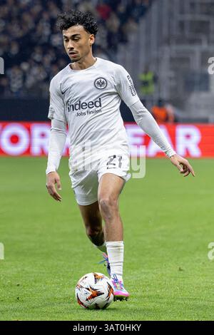 Francoforte, Germania. 17 aprile 2025. Francoforte, Germania, 17 aprile 2025: Nathaniel Brown (21 Francoforte) durante la partita di calcio UEFA Europa League tra Eintracht Francoforte e Tottenham Hotspurs al Deutsche Bank Park di Francoforte, Germania. Philipp Kresnik (Philipp Kresnik/SPP) credito: SPP Sport Press Photo. /Alamy Live News Foto Stock
