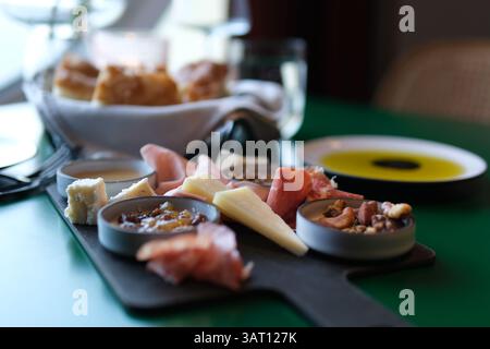 Una vivace colazione mediorientale con pane pita fresco, carne alla griglia, hummus cremoso, salse di yogurt, olive assortite, verdure e mezze tradizionali. Riprese 4K di alta qualità Foto Stock