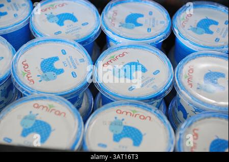 Imbottigliamento e cernita di prodotti finiti a base di latte fermentato in fabbrica. Foto Stock