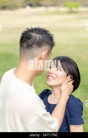 Nella scena primaverile di maggio, vediamo un parco senza equipaggio a Jokojicho, Gokojicho, prefettura di eri. Le coppie giapponesi nei primi anni '20 trascorrono del tempo insieme. T Foto Stock