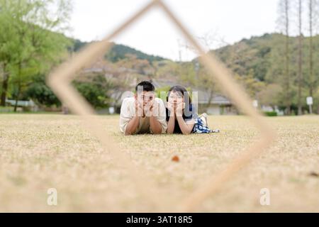 Nella scena primaverile di maggio, c'è un parco senza equipaggio, la prefettura di Aichi. Le coppie giapponesi nei primi anni '20 trascorrono del tempo insieme. Trascorrono il loro tim Foto Stock