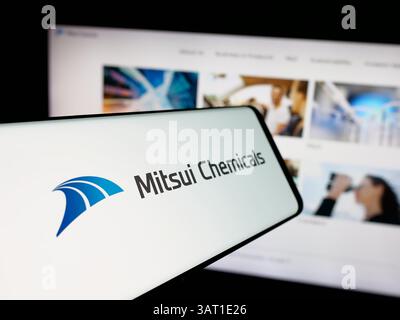 Germania. 13 marzo 2025. In questa illustrazione fotografica, uno smartphone con il logo dell'azienda giapponese Mitsui Chemicals Inc. È visibile sullo schermo davanti al sito Web. (Immagine di credito: © Timon Schneider/SOPA Images via ZUMA Press Wire) SOLO PER USO EDITORIALE! Non per USO commerciale! Foto Stock