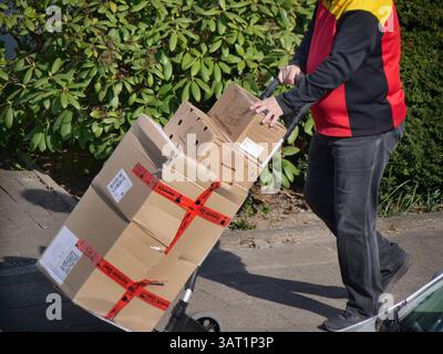 DHL Paketfahrer bei der Auslieferung. DHL *** corriere DHL consegna DHL Foto Stock