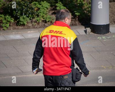 DHL Paketfahrer bei der Auslieferung. DHL *** corriere DHL consegna DHL Foto Stock