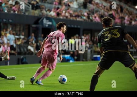 9 aprile 2025. Il capitano e leader di Inter Miami Lionel messi sbatte il pallone durante una partita della CONCACAF Champions Cup contro il LAFC al Chase Stadium. Foto Stock