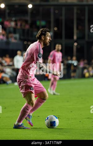9 aprile 2025. Il capitano e leader di Inter Miami Lionel messi sbatte il pallone durante una partita della CONCACAF Champions Cup contro il LAFC al Chase Stadium. Foto Stock