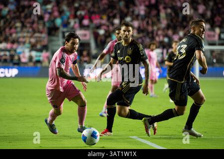 9 aprile 2025. Il capitano e leader di Inter Miami Lionel messi sbatte il pallone durante una partita della CONCACAF Champions Cup contro il LAFC al Chase Stadium. Foto Stock