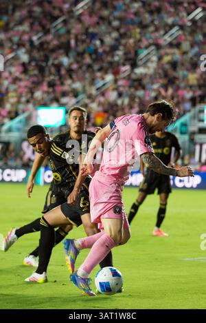 9 aprile 2025. Il capitano e leader di Inter Miami Lionel messi sbatte il pallone durante una partita della CONCACAF Champions Cup contro il LAFC al Chase Stadium. Foto Stock
