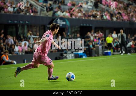 9 aprile 2025. Il capitano e leader di Inter Miami Lionel messi sbatte il pallone durante una partita della CONCACAF Champions Cup contro il LAFC al Chase Stadium. Foto Stock