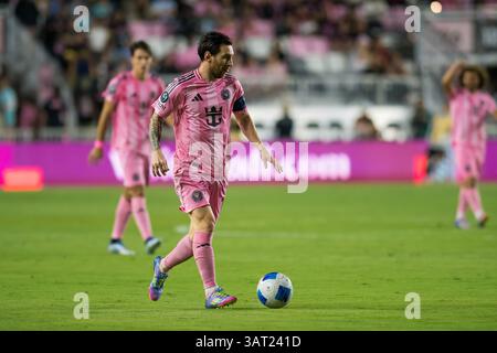 9 aprile 2025. Il capitano e leader di Inter Miami Lionel messi sbatte il pallone durante una partita della CONCACAF Champions Cup contro il LAFC al Chase Stadium. Foto Stock