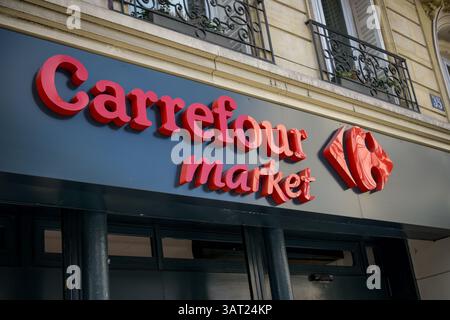 Parigi - Francia - 26 marzo 2025: Vista sul cartello di un mercato Carrefour Foto Stock