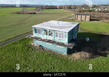 Vista aerea della torre di controllo RAF Wombleton e dell'aeroporto militare della seconda guerra mondiale. Stazione di bombardamento militare RCAF Watch Office capannone di vigili del fuoco Foto Stock