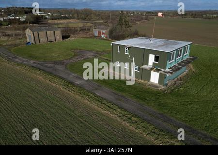 Vista aerea della torre di controllo RAF Wombleton e dell'aeroporto militare della seconda guerra mondiale. Stazione di bombardieri militari RCAF Watch Office capannone di vigili del fuoco e negozio di volo notturno Foto Stock