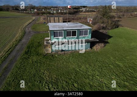 Vista aerea della torre di controllo RAF Wombleton e dell'aeroporto militare della seconda guerra mondiale. Stazione di bombardieri militari RCAF Watch Office capannone di vigili del fuoco e negozio di volo notturno Foto Stock