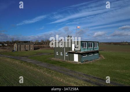 Vista aerea della torre di controllo RAF Wombleton e dell'aeroporto militare della seconda guerra mondiale. Stazione di bombardamento militare RCAF Watch Office capannone di vigili del fuoco Foto Stock