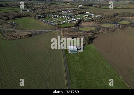 Vista aerea della torre di controllo RAF Wombleton e dell'aeroporto militare della seconda guerra mondiale. Stazione di bombardieri militari RCAF Watch Office capannone di vigili del fuoco e negozio di volo notturno Foto Stock