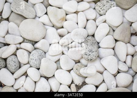 Sfondo di ciottoli naturali pietre lisce sfumature varie texture sbalorditive temi spa design naturali concetti estetici calmi carta da parati in stile minimalista Foto Stock
