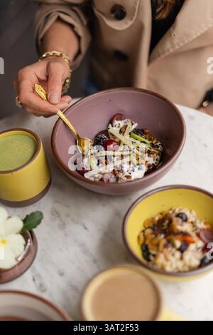 Muesli di frutta fresca e bevande sul tavolo di marmo Foto Stock