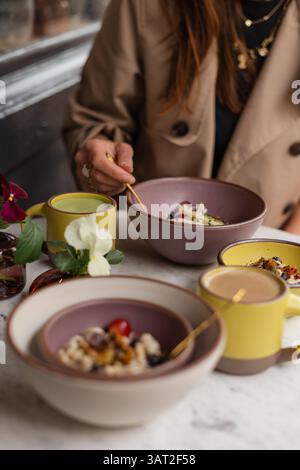 Colazione elegante con muesli e caffè al cafÃ© Foto Stock