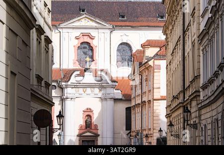 Stradina stretta della città vecchia di Praga con una splendida architettura Foto Stock