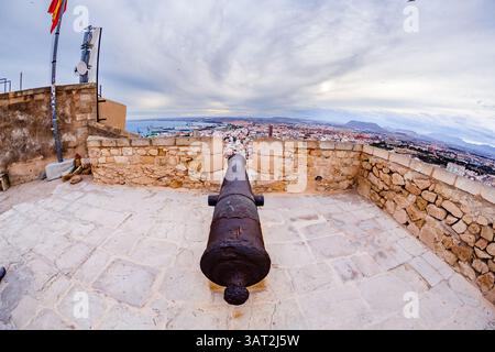 Vecchio cannone nel castello di Santa Barbara ad Alicante Foto Stock