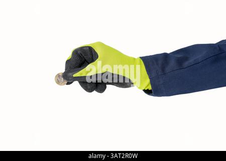 Tuttofare che mette una moneta in euro con guanto giallo e nero scuro isolato su sfondo bianco Foto Stock