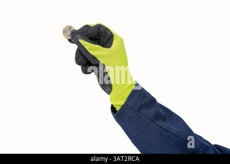 Foto di una mano di tuttofare che mette una moneta in euro con guanto giallo e nero scuro isolato su sfondo bianco Foto Stock